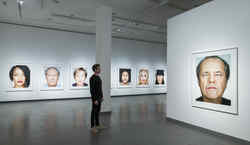 Ein mann betrachtet ein Porträt von Jack Nicholson aus der Serie Close Up in der Ausstellung Martin Schoeller