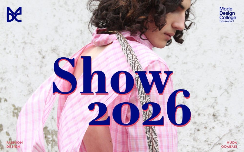 Person in einem rosa karierten Outfit mit offenem Rücken; fetter Text: Show 2026. Logo der Mode Design Hochschule Düsseldorf vorhanden.