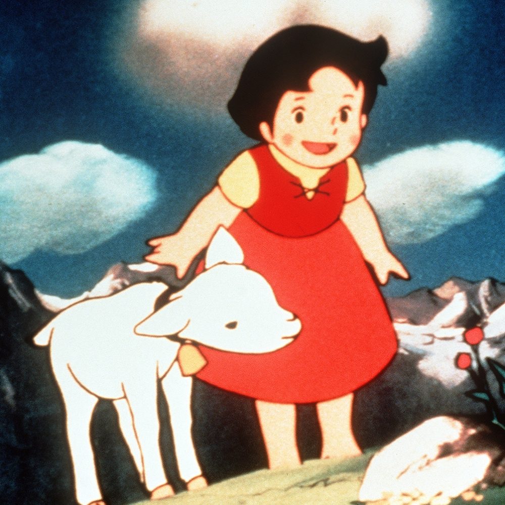 Animiertes Mädchen in einem roten Kleid steht lächelnd neben einer weißen Ziege auf einem grasbewachsenen Berg mit Blumen und einem bewölkten Himmel.