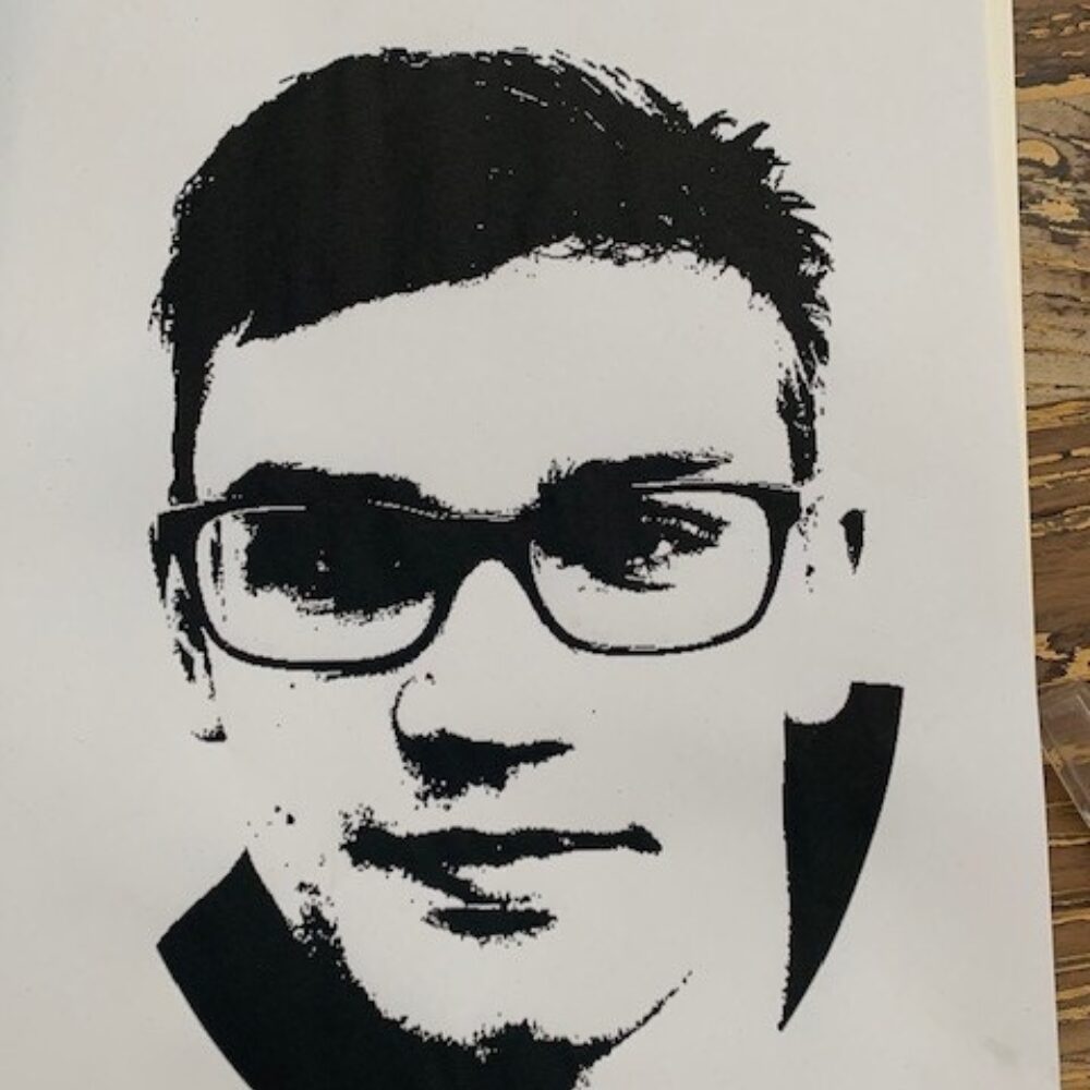Ein Papier bedruckt mit den Konturen eines Gesichts eines Jugendlichen