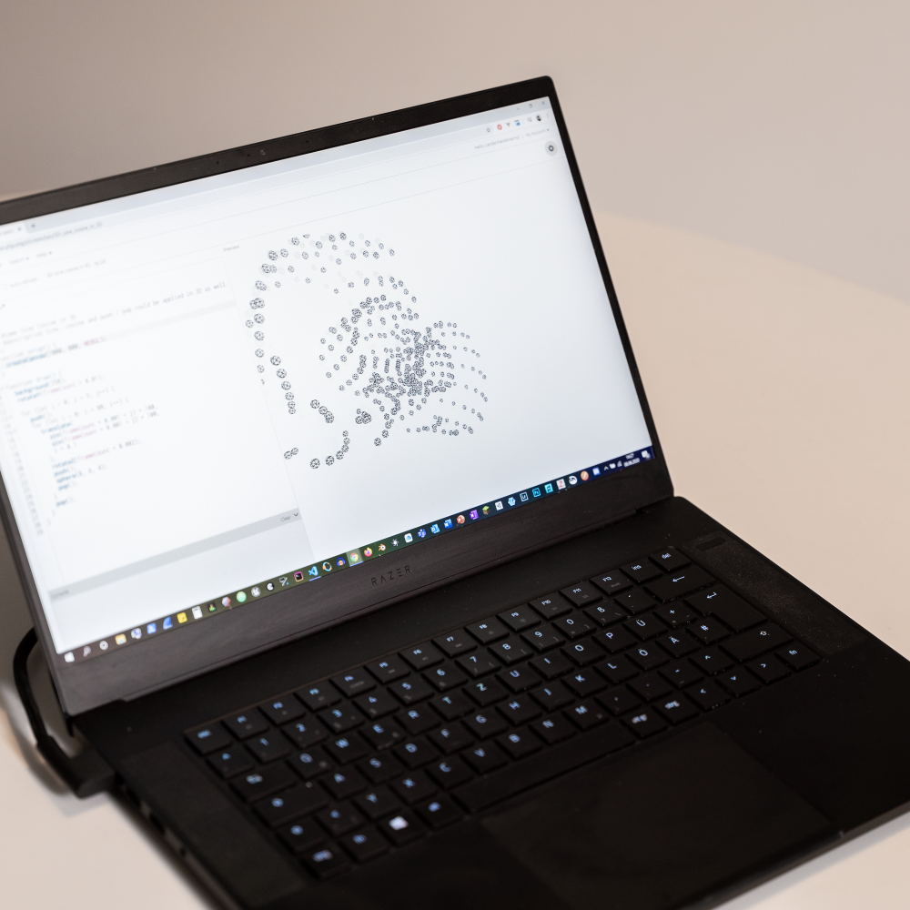 Schwarzer, aufgeklappter Laptop mit geöffnetem Codierungsprogramm