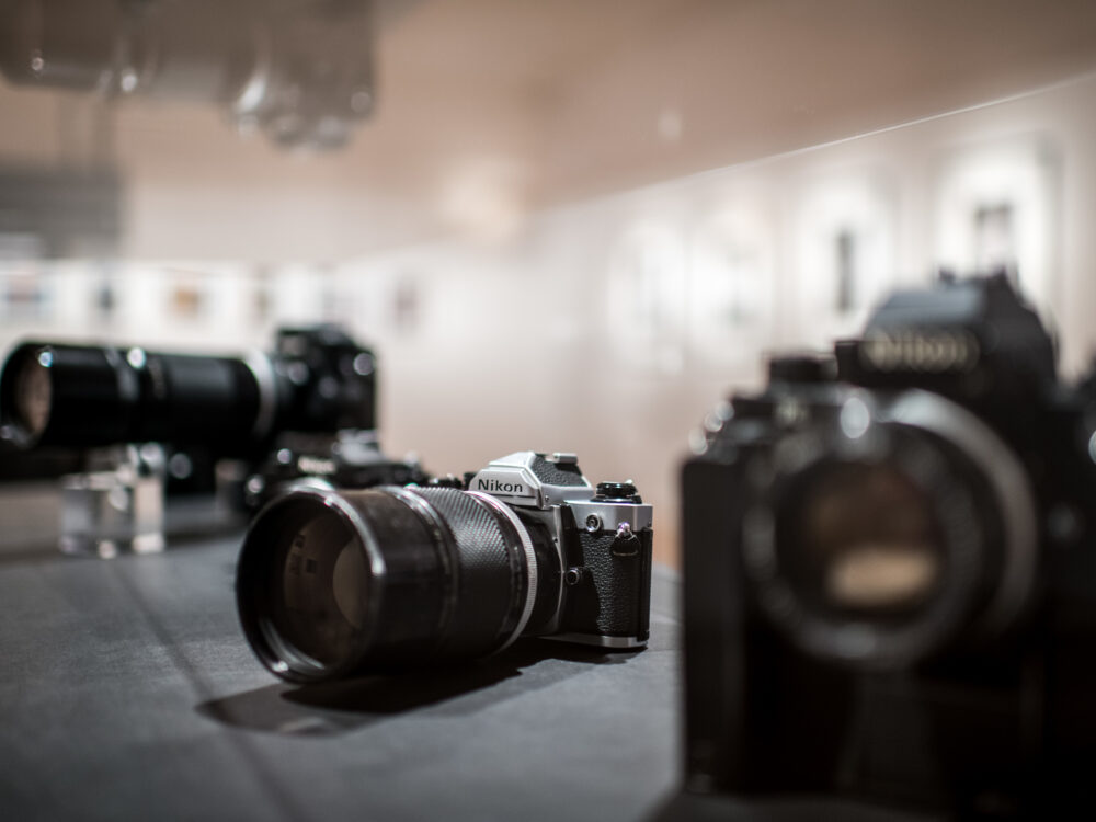 Vitriene mit historischen Fotoapparaten der Marke Nikon