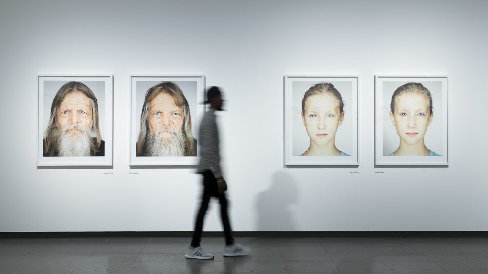 Ausstellungsansicht der Serie Identical aus der Ausstellung Martin Schoeller mit zwei gleichgestalteten Porträtpaaren mit Zwillingen