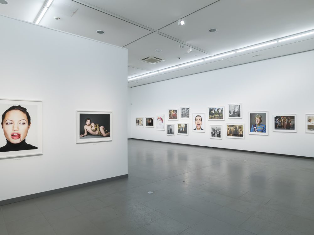 Ausstellungsansicht der Serie Portraits aus der Ausstellung Martin Schoeller mit mehreren gerahmten Fotografien prominenter Persönlichkeiten