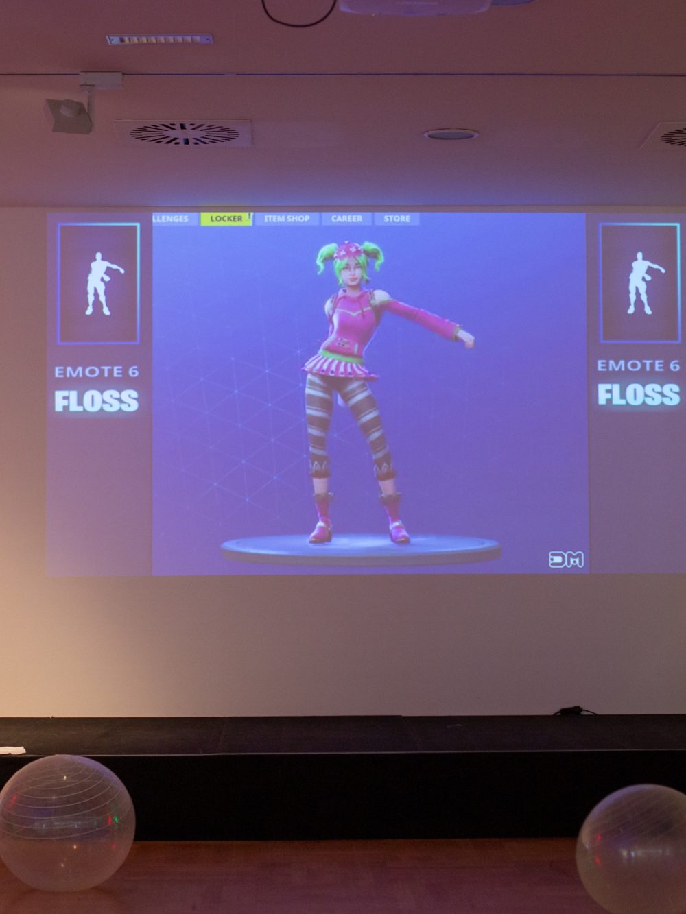 Im NRW-Forum wird an eine Wand ein Computerspiel projeziert und aufblasbare Bälle liegen im Vordergrund