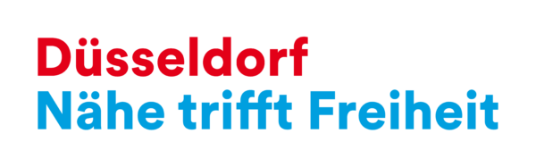 „Düsseldorf Nähe trifft Freiheit“ in fetten roten und blauen Buchstaben auf hellgrauem Hintergrund.