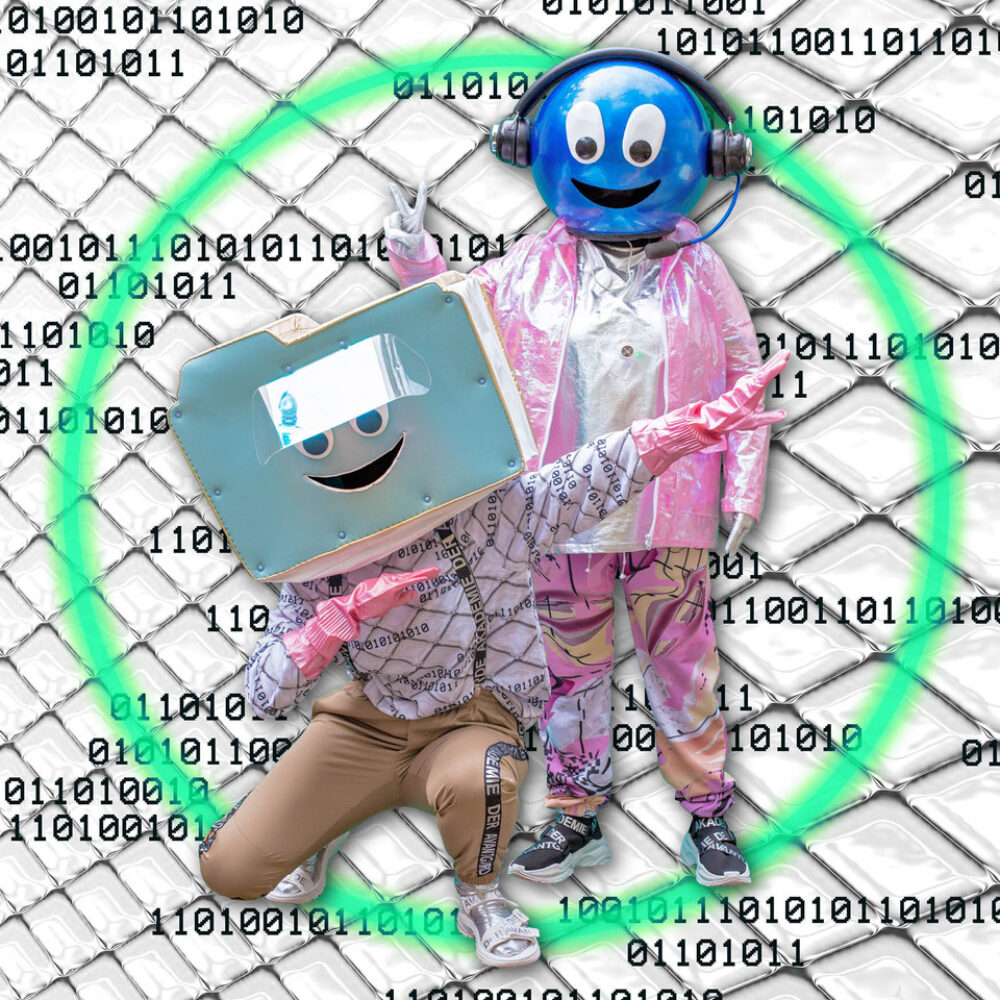 Die Maskottchen des NRW Forums Data und Zip posieren vor einem animierten Hintergrund