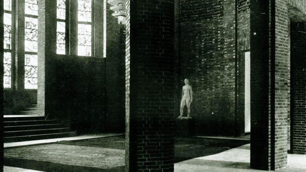 Rotunde im Erdgeschoss des NRW Forums mit einer weißen Statue im Jahr 1926