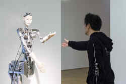 Dunkel gekleideter Mann reicht einem Roboter mit menschlichem Kopf und Händen eine Hand