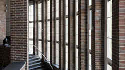 Architekturfotografie der Treppe im NRW Forum vor Fenstern Richtung Rhein und Pfeilern aus Backstein