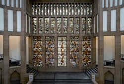 Buntgestaltete Glasfassade im Kunstpalast von innen betrachtet