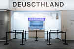 Eingangsbereich der Ausstellung Deuscthland mit Zollstation und Absperrbändern im Vordergrund