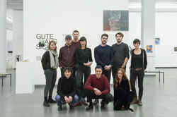 The artists of the exhibition gute Aussichten are posing for a group photo in the exhibition space.