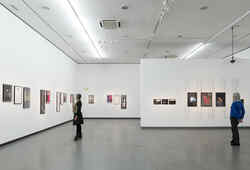 Zwei Person schauen sich in der Ausstellung gute Aussichten an den Wänden hängende Kunstwerke an