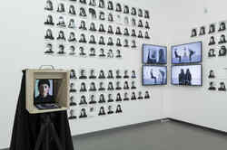 Schwarz Weiß Fotografien und Videoarbeiten von der Künstlerin Ricarda Fallenbacher sind in der Ausstellung gute Aussichten zu sehen