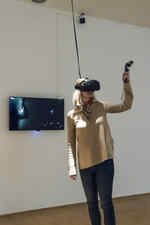 Eine Frau trägt eine VR Brille in der Ausstellung Körperwende