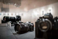 Vitriene mit historischen Fotoapparaten der Marke Nikon