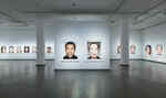 Ausstellungsansicht der Serie Close Up aus der Ausstellung Martin Schoeller mit gleichgestalteten Kopfporträts von Prominenten nebeneinander hängend