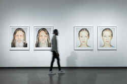 Ausstellungsansicht der Serie Identical aus der Ausstellung Martin Schoeller mit zwei gleichgestalteten Porträtpaaren mit Zwillingen