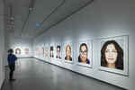 Eine Frau betrachtet Fotos von Prominenten aus der Serie Close Up in der Ausstellung Martin Schoeller