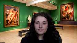 Frau bei einer Videokonferenz mit virtuellem Hintergrund von einem Ausstellungsraum im Kunstpalast