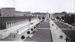 Ehrenhofensemble mit dem heutigen NRW Forum auf der linken Seite und dem Kunstpalast im Hintergrund im Jahr 1926