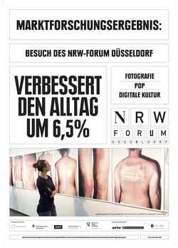 Plakatgrafik auf der steht, dass ein Besuch des NRW Forums den Alltag um 6,5 Prozent verbessert