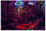 Konzert mit vielen, dicht gedrängten Personen im Publikum sowie ein Musiker auf der Bühne in der Rotunde des NRW Forums
