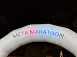 Ein aufgeblasener Rundbogen mit der Aufschrift Meta Marathon steht vor dem NRW Forum bei Nacht